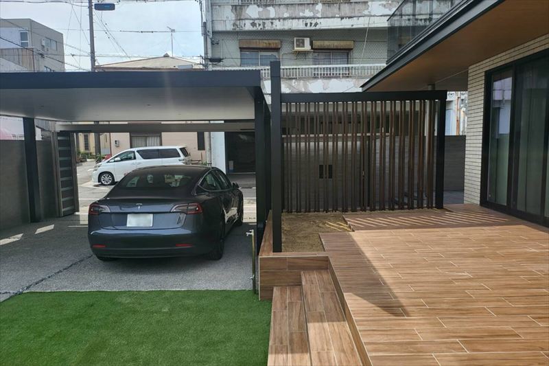 機能性と美しさを兼ね備えた駐車場とウッドデッキを実現！